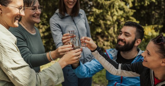 Auf einen tollen und ereignisreichem Urlaubstag im schönen Allgäu muss natürlich angestoßen werden. Dafür eignet sich ein Lagerfeuer gemeinsam mit Deinen Freunden perfekt.
