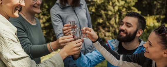 Tagesausklang am Lagerfeuer Auf einen tollen und ereignisreichem Urlaubstag im schönen Allgäu muss natürlich angestoßen werden. Dafür eignet sich ein Lagerfeuer gemeinsam mit Deinen Freunden perfekt.