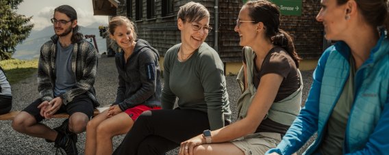 Mit Freunden oder der Familie Zeit am Lagerfeuer verbringen