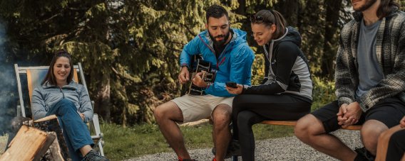 Musizieren und Singen am Lagerfeuer