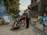 Um Deine Zeit und Deinen Urlaub richtig genießen zu können brauchst Du natürlich das richtige Ambiente. Hierfür bietet sich ein Lagerfeuer doch sehr gut an. Hier kannst Du mit deinen Freunden nett zusammen sitzen und Ihr könnt Euch über Eure Highlights des Urlaubes austauschen.