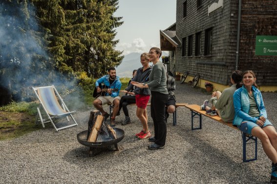 Nettes Beisammensein am Lagerfeuer