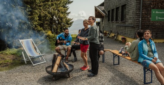 Nettes Beisammensein am Lagerfeuer