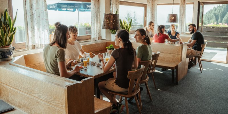 Gruppenreise im Allgäu - Frühstück im Hörnerhaus Beim Frühstück könnt Ihr den nächsten Tag planen und Euch austauschen.