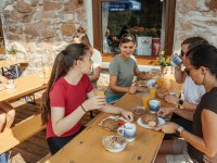 Zu einer Wanderung in den Allgäuer Alpen gehört auch eine Brotzeit. Auf der Terrasse des Hörnerhauses kannst Du Brotzeit machen und Dich stärken.