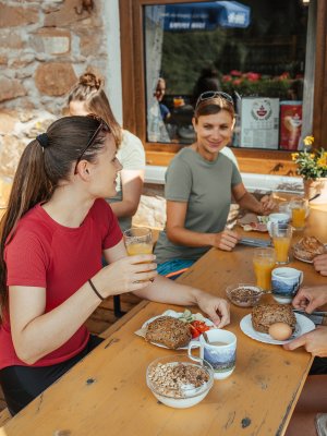 Zu einer Wanderung in den Allgäuer Alpen gehört auch eine Brotzeit. Auf der Terrasse des Hörnerhauses kannst Du Brotzeit machen und Dich stärken.