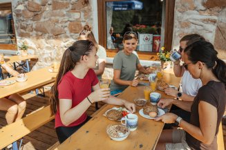 Brotzeit nach einer Wanderung auf der Hörnerhausterrasse