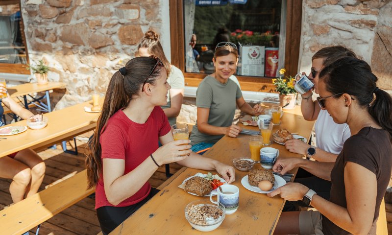 Zu einer Wanderung in den Allgäuer Alpen gehört auch eine Brotzeit. Auf der Terrasse des Hörnerhauses kannst Du Brotzeit machen und Dich stärken.