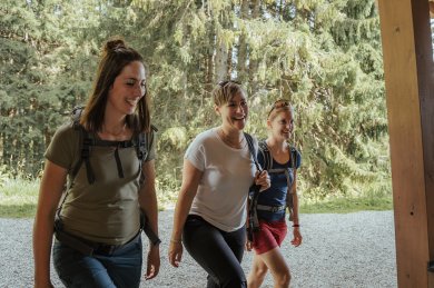 Bei Deinem Sommerurlaub kannst Du auf einer gemeinsamen Wanderung mit Deinen Freunden viele neue Dinge wahrnehmen und entdecken.