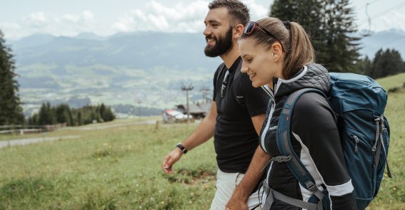 Der Abstieg beim Wandern Beim Abstieg Deiner Wanderung kannst Du die Eindrücke Deiner Tour nochmal Revue passieren lassen.