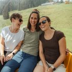 Bergfahrt mit Freunden Wenn Du das Alpenpanorama bei einer Fahrt genießen möchtest, solltest Du, gemeinsam mit Deinen Freunden, unbedingt eine Fahrt mit einer Bergbahn machen .