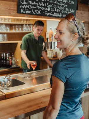 Du suchst eine perfekte Abkühlung nach Deiner Wanderung? An der Bar im Hönrerhaus wartet Dein gekühlter, erfrischender Aperol auf Dich.