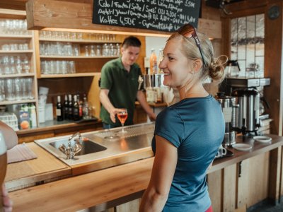 Du suchst eine perfekte Abkühlung nach Deiner Wanderung? An der Bar im Hönrerhaus wartet Dein gekühlter, erfrischender Aperol auf Dich.