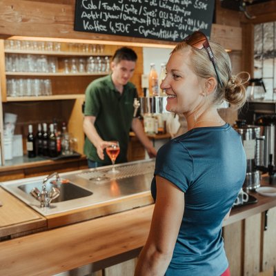 Du suchst eine perfekte Abkühlung nach Deiner Wanderung? An der Bar im Hönrerhaus wartet Dein gekühlter, erfrischender Aperol auf Dich.