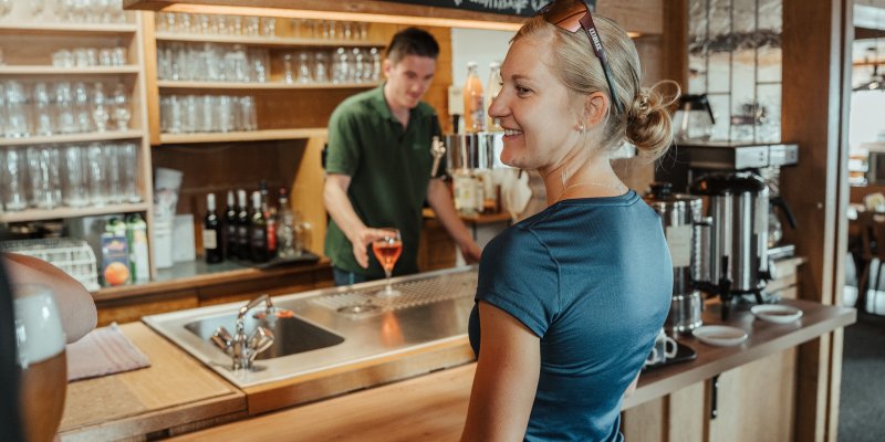 Aperol zur Abkühlung im Hörnerhaus Du suchst eine perfekte Abkühlung nach Deiner Wanderung? An der Bar im Hönrerhaus wartet Dein gekühlter, erfrischender Aperol auf Dich.