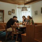 Spielabende in der Stube des Hörnerhauses Um Euren Abend schön ausklingen zu lassen könnt Ihr es Euch bei einem Spieleabend in der Stube gemütlich machen.