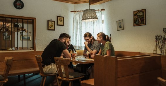 Um Euren Abend schön ausklingen zu lassen könnt Ihr es Euch bei einem Spieleabend in der Stube gemütlich machen.