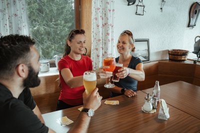 In der Stube des Hörnerhauses kannst Du gemeinsam mit Deinen Freunden auf eine gute Zeit anstoßen und es Dir gut gehen lassen.
