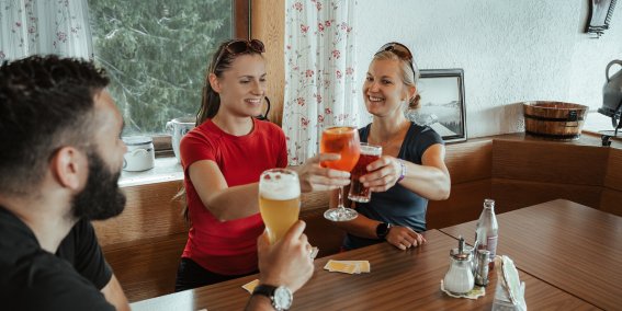 In der Stube des Hörnerhauses kannst Du gemeinsam mit Deinen Freunden auf eine gute Zeit anstoßen und es Dir gut gehen lassen.