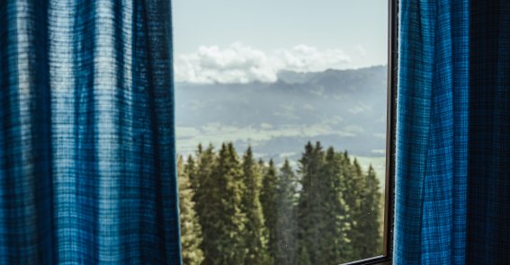 Bei diesem wunderschönen Fensterblick aufzuwachen ist ein absoluter Urlaubsluxus für Dich.