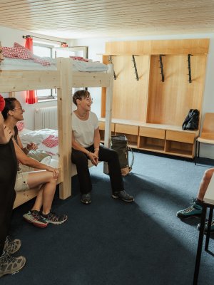 Die Zimmer im Hörnerhaus sind genau das Richtige für Deine Gruppenreise. Hier könnt Ihr Euch nach langen Wanderungen ausruhen und es Euch gemütlich machen.