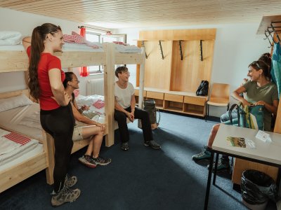 Die Zimmer im Hörnerhaus sind genau das Richtige für Deine Gruppenreise. Hier könnt Ihr Euch nach langen Wanderungen ausruhen und es Euch gemütlich machen.