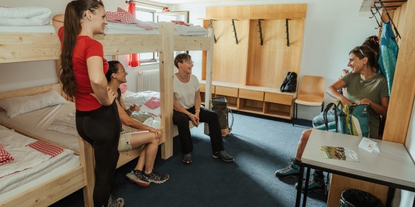 Gruppenunterkunft Hörnerhaus Die Zimmer im Hörnerhaus sind genau das Richtige für Deine Gruppenreise. Hier könnt Ihr Euch nach langen Wanderungen ausruhen und es Euch gemütlich machen.