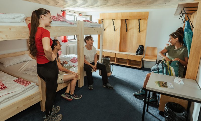 Die Zimmer im Hörnerhaus sind genau das Richtige für Deine Gruppenreise. Hier könnt Ihr Euch nach langen Wanderungen ausruhen und es Euch gemütlich machen.