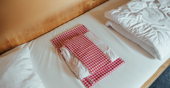 Gemütlicher Schlafplatz Dein gemütlicher Schlafplatz in einem der schönen Zimmer des Hörnerhauses wartet auf Dich.