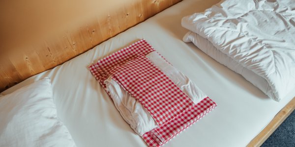 Dein gemütlicher Schlafplatz in einem der schönen Zimmer des Hörnerhauses wartet auf Dich.