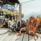 Gepäck für Hüttenurlaub Gönne Deinem Rücken eine Pause und entspanne nach dem Wandern auf der Sonnenterrasse im Hörnerhaus.
