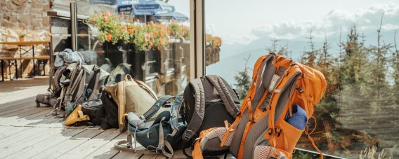 Gepäck für Hüttenurlaub Gönne Deinem Rücken eine Pause und entspanne nach dem Wandern auf der Sonnenterrasse im Hörnerhaus.