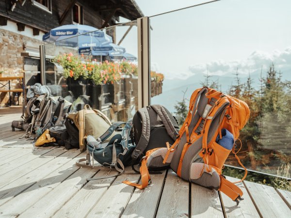 Gepäck für Hüttenurlaub Gönne Deinem Rücken eine Pause und entspanne nach dem Wandern auf der Sonnenterrasse im Hörnerhaus.