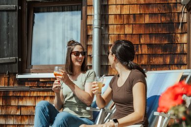 Kühle Erfrischung Nach dem Wandern entspannst Du bei guter Laune und kühlen Getränken auf der Hörnerhaus-Terrasse