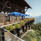 Sonnenterrasse am Hörnerhaus Genieße einen 180-Grad-Panoramablick über die Allgäuer Alpen.