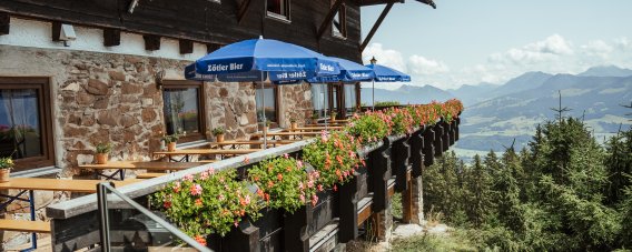 Sonnenterrasse am Hörnerhaus Genieße einen 180-Grad-Panoramablick über die Allgäuer Alpen.