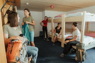Entspanne nach Deinen Wanderabenteuern im Allgäu in urgemütlichen Hüttenzimmern auf dem Hörnerhaus.