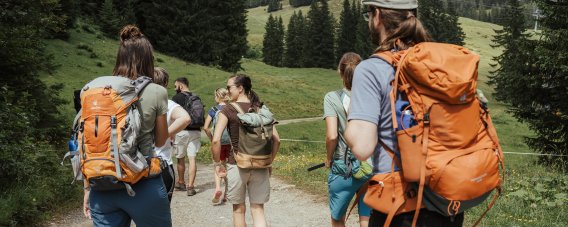 Wandern mit Freunden leicht gemacht: Schnappe Dir Deine liebsten für einen Hüttenurlaub im Allgäu.