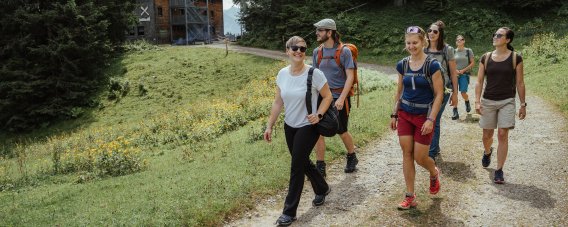 Auf dem Hörnerhaus beginnt Dein Wanderabenteuer direkt vor der Hüttentür.