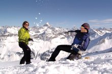 Fröhliche Schneeballschlacht Schneeballschlacht
