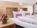 unsere neu gestalteten Zimmer in alpiner Gemütlichkeit mit allem Komfort Doppelzimmer Alpin