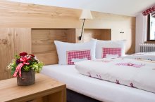 unsere neu gestalteten Zimmer in alpiner Gemütlichkeit mit allem Komfort Doppelzimmer Alpin