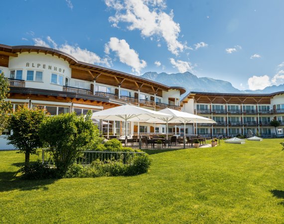 Alpenhof im Sommer