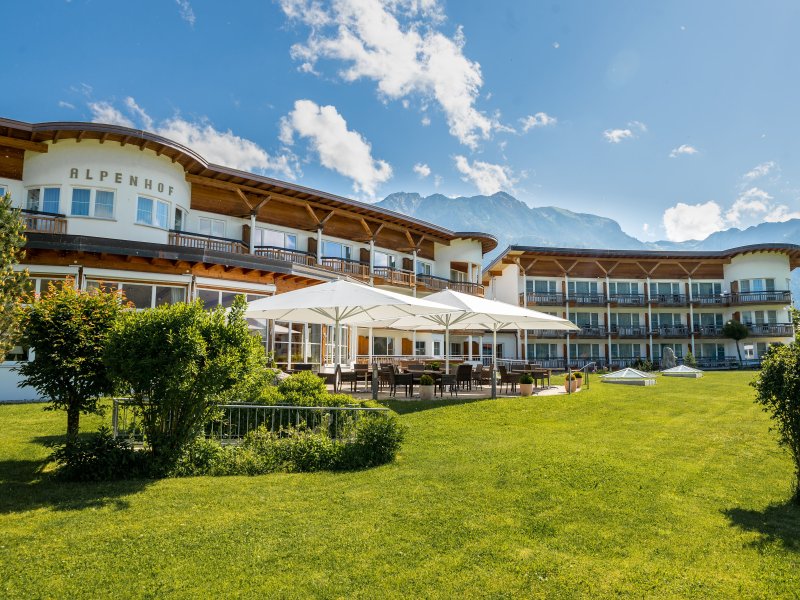 Alpenhof im Sommer