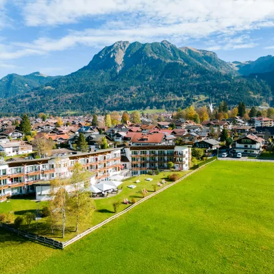 Alpenhof im Sommer
