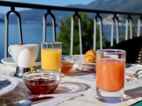 Frühstück auf der Sonnenterrasse im Hotel Arancio