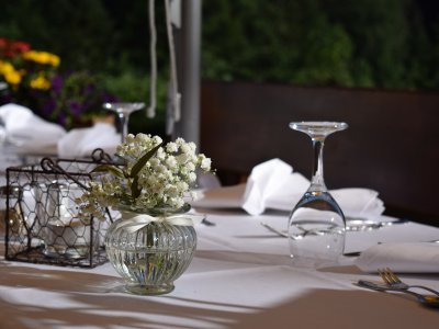 Genießen Sie das Abendessen auf unserer Terrasse oder im Biergarten