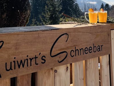 Wo im Sommer der schönste Biergarten des Allgäus (laut Varta-Führer) Gäste zur Einkehr einlädt, steht im Winter die Schneebar des Hotel-Restaurant Bad Rain.