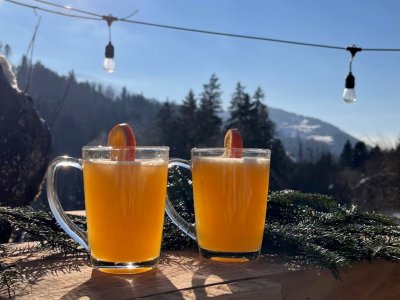 Heißer Ruier schmeckt am besten an unserer Schneebar in der Sonne