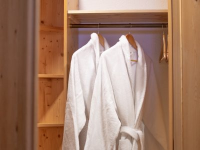 Die Doppelzimmer Edelweiss verfügen über einen begehbaren Kleiderschrank